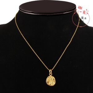 Golden pendant necklace